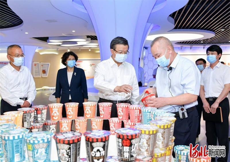8月22日至23日，省委书记倪岳峰在邢台市调研。这是倪岳峰在隆尧县今麦郎食品有限公司，了解企业科技研发和生产经营情况。 河北日报记者赵海江摄