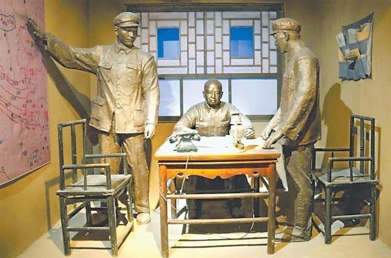 兰州战役纪念馆馆藏第一野战军指挥部的木质桌子和两把木质座椅