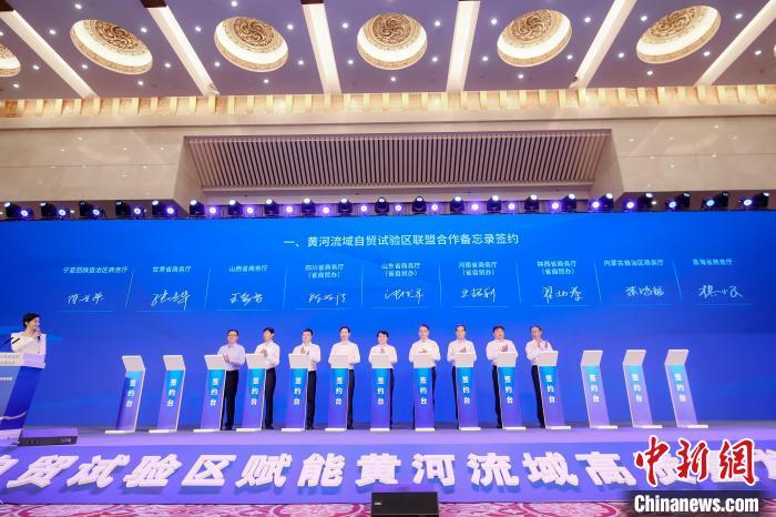 图为现场签约。　山东省商务厅供图