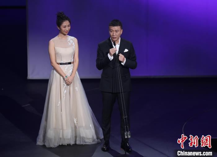 电影人孙红雷和王骏迪夫妇获颁第三届庐山国际爱情电影周形象大使。　姜涛 摄