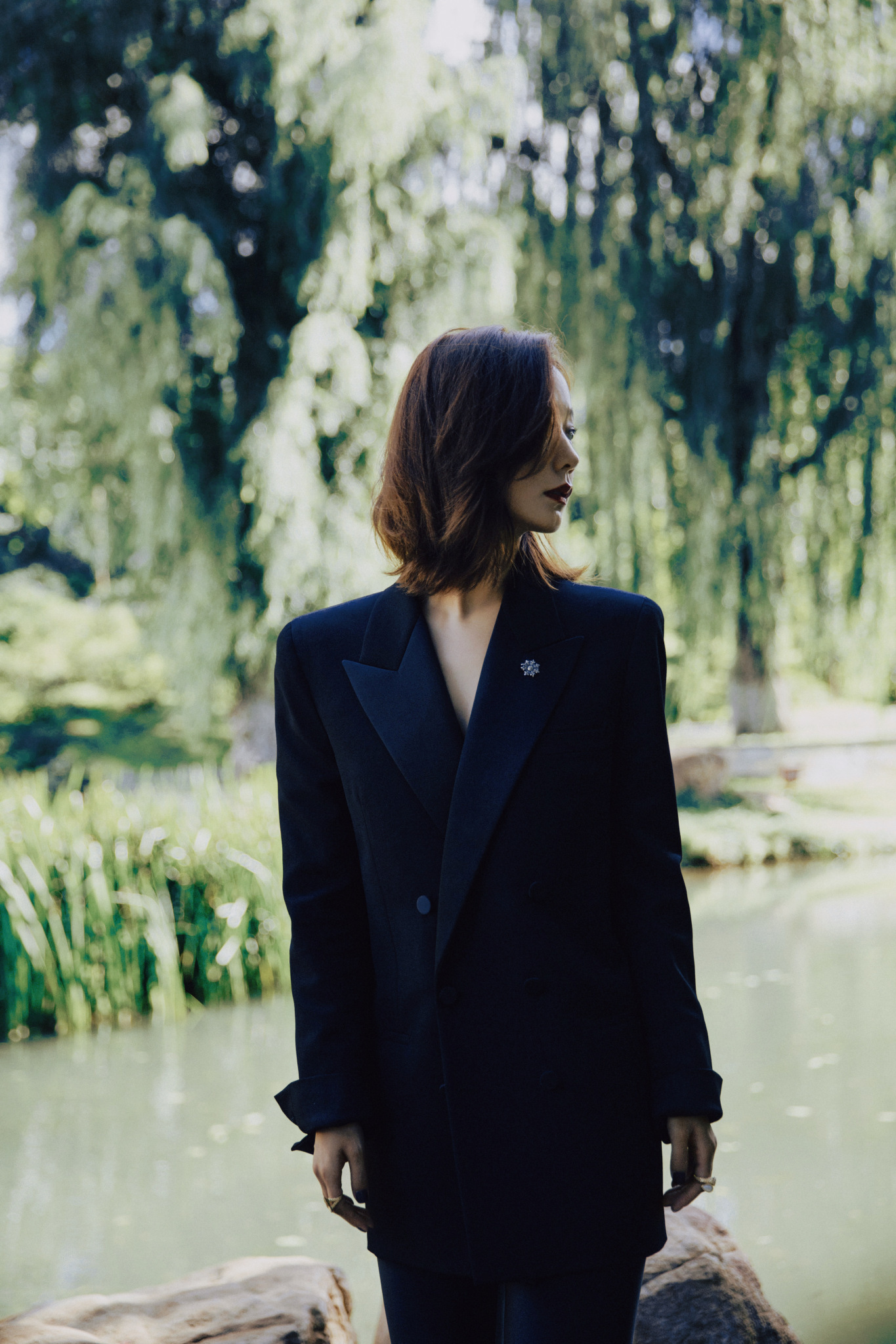 王珞丹长春电影节开幕式造型释出 身着黑色西装大长腿十分吸睛_凤凰网