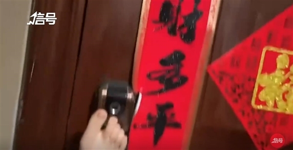 女生能用脚趾打开自家指纹锁:商家看到视频后同意换锁