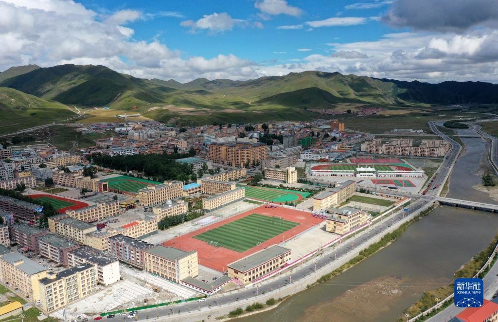 这是甘肃省甘南藏族自治州碌曲县县城(无人机照片,2021年8月30日摄)新华社记者 杜哲宇 摄