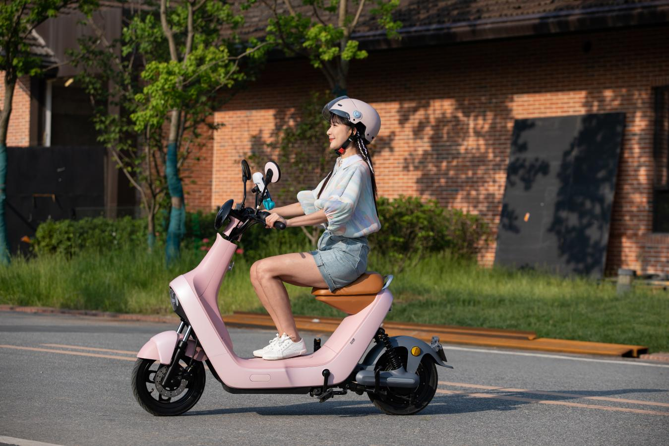 新车测评：哈啰B70 PRO，智能化设计更懂女性