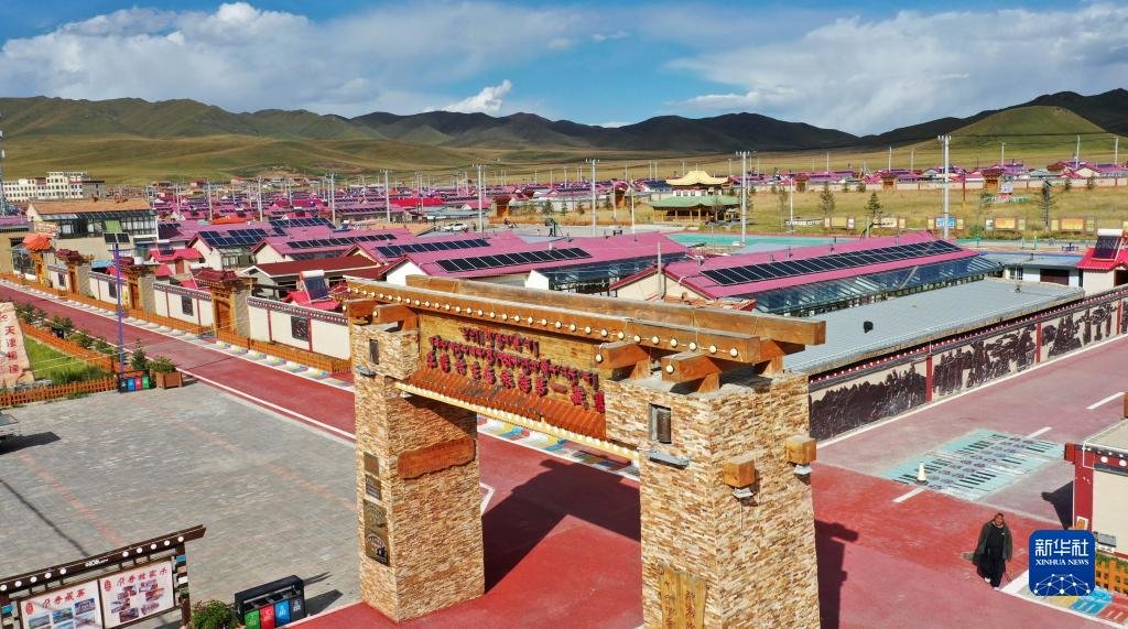 这是甘肃省甘南藏族自治州碌曲县尕海镇尕秀村村貌(无人机照片,2021年9月9日摄)新华社记者 陈斌 摄