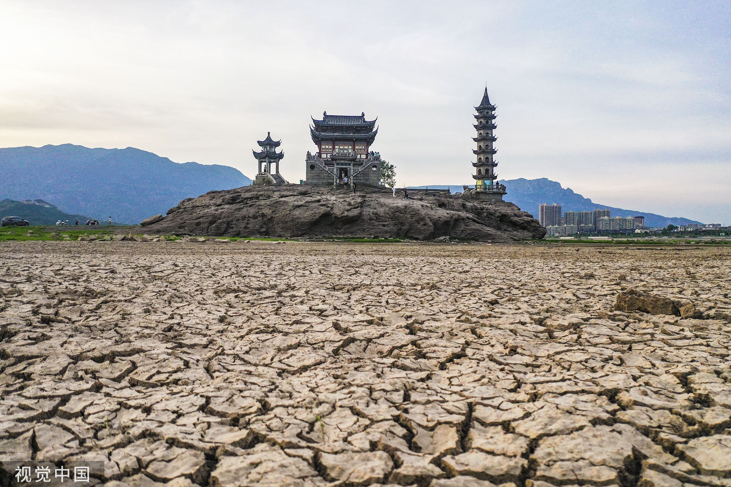2022年8月22日，江西九江，由于鄱阳湖提前进入枯水期，星子站水位迅速下降，位于庐山市的千年石岛落星墩也再次露出全貌。