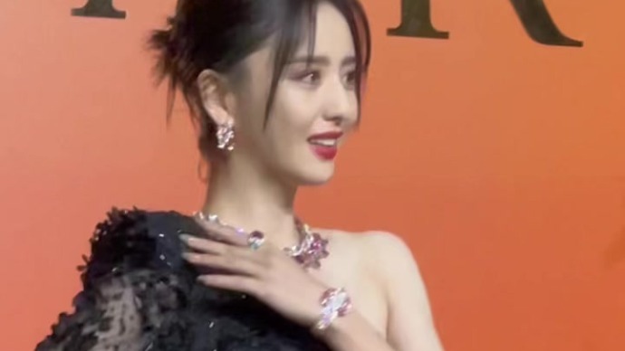 佟丽娅出席品牌活动 露肩黑裙性感妩媚