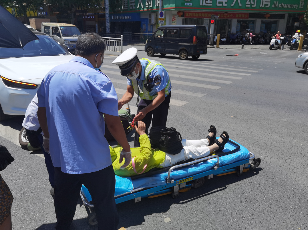 江西吉安长塘发生一起车祸 致两人受伤 地上流了一摊血_社会_长沙社区通