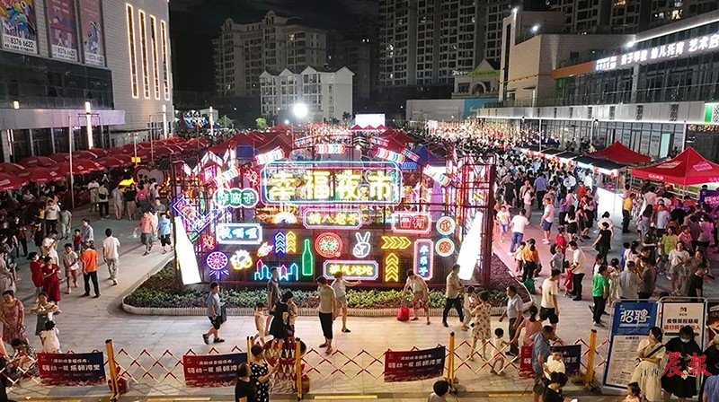 ▲人气爆棚的南昌湾里“幸福夜市”