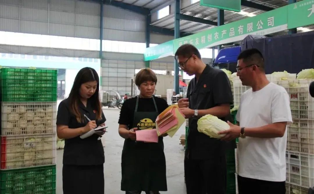 ▲金乡县人民法院农产品交易纠纷审判法庭工作人员在农贸市场开展法治宣传。