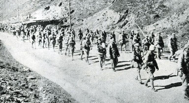 解放军向河西走廊挺进，经过甘肃天祝以南海拔三千米的乌鞘岭。