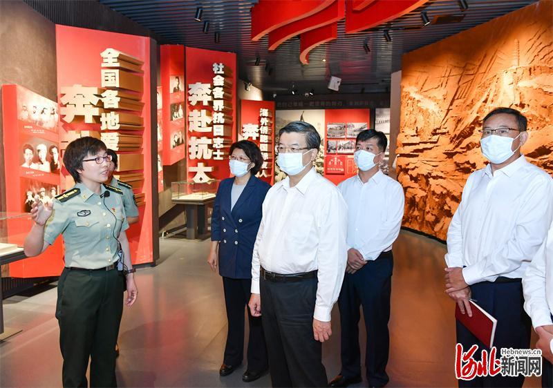 8月22日至23日，省委书记倪岳峰在邢台市调研。这是倪岳峰在中国人民抗日军政大学陈列馆，了解抗大在抗日战争岁月中办学育人的光荣历程。 河北日报记者赵海江摄