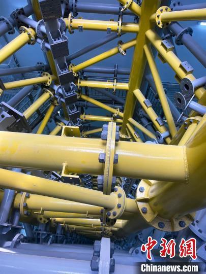 4秒电磁弹射微重力实验装置项目内部钢结构施工。　安萱　摄