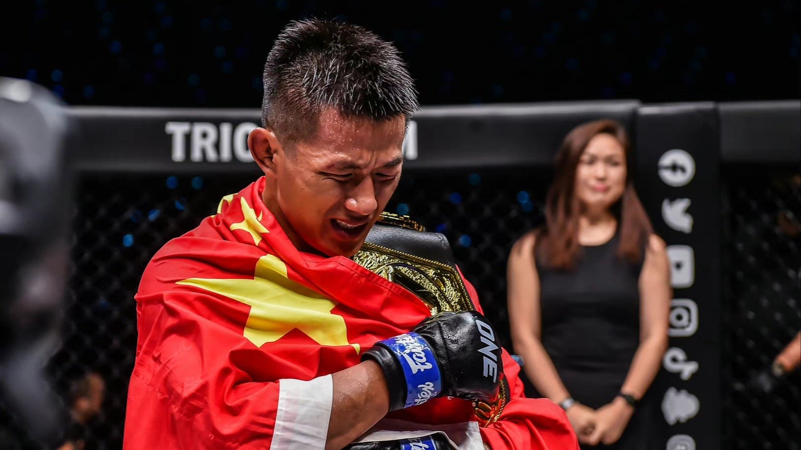 中国首个综合格斗男子世界冠军唐凯夺mma羽量级金腰带