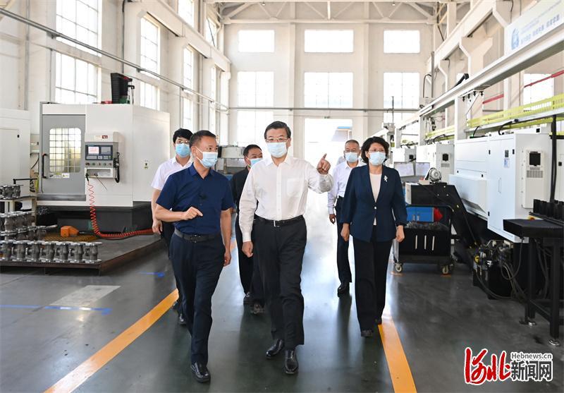8月22日至23日，省委书记倪岳峰在邢台市调研。这是倪岳峰在隆尧县远大阀门集团有限公司，了解企业科技研发和生产经营情况。 河北日报记者赵海江摄