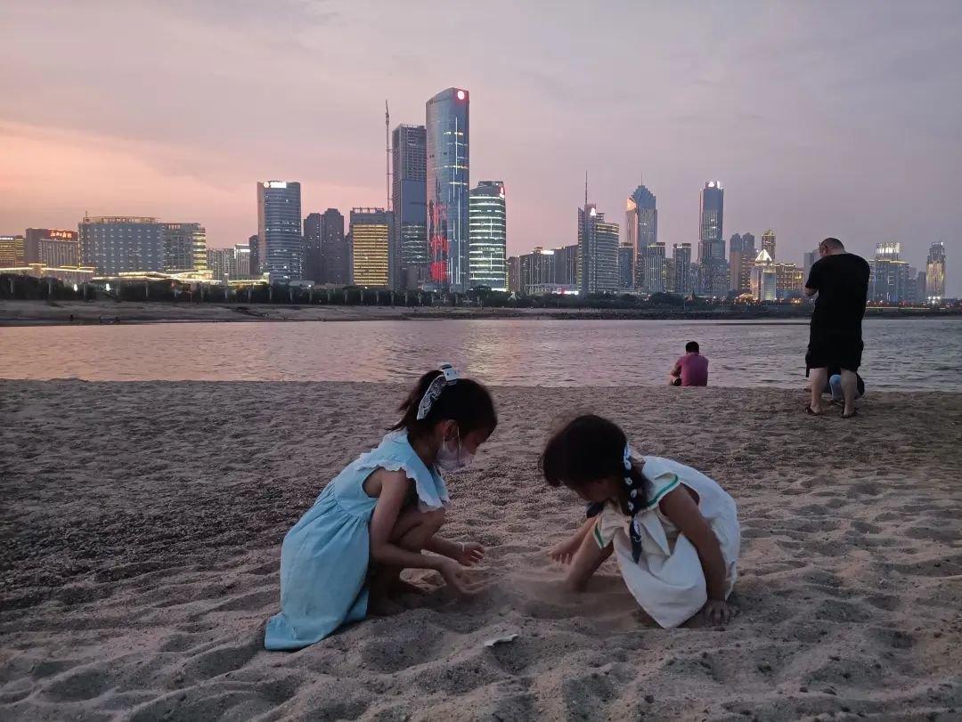 两名小女孩在玩沙子