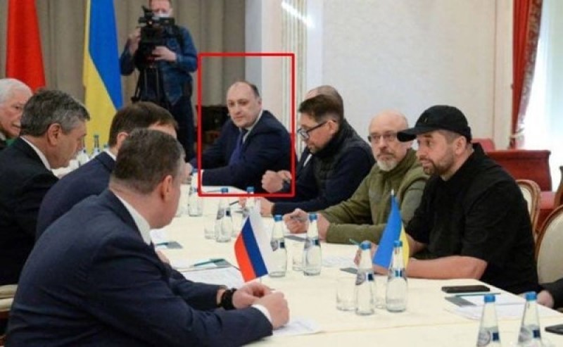 被乌克兰安全局秘密处决的谈判代表团成员丹尼斯·基利耶夫（红框标注者）