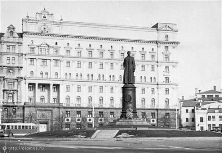 门口矗立着捷尔任斯基塑像的克格勃高等学院，俄乌高级情报官员大部分都毕业于此