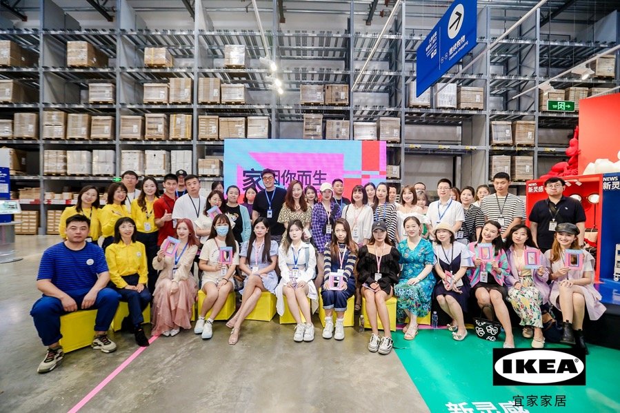 到场媒体合影留念