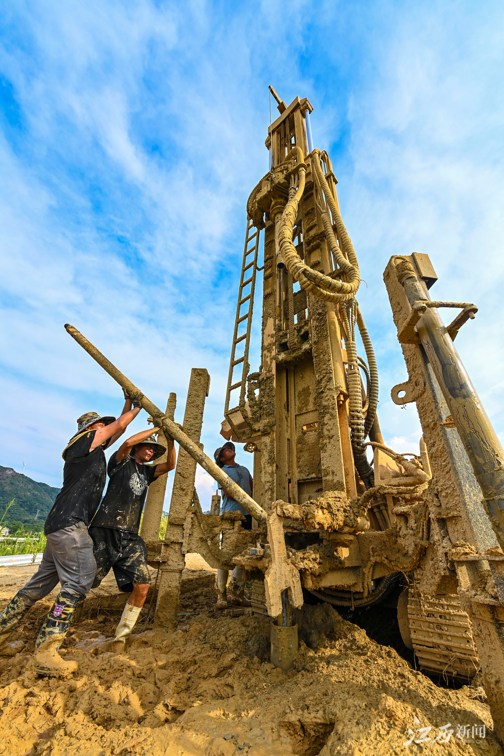 23日,在九江市湖口县付垅乡大山村,专业打井人员正在进行抗旱钻井作业