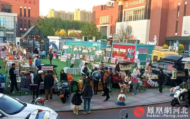 图为秦皇岛开发区秦皇新天地文创美食街区中心广场。