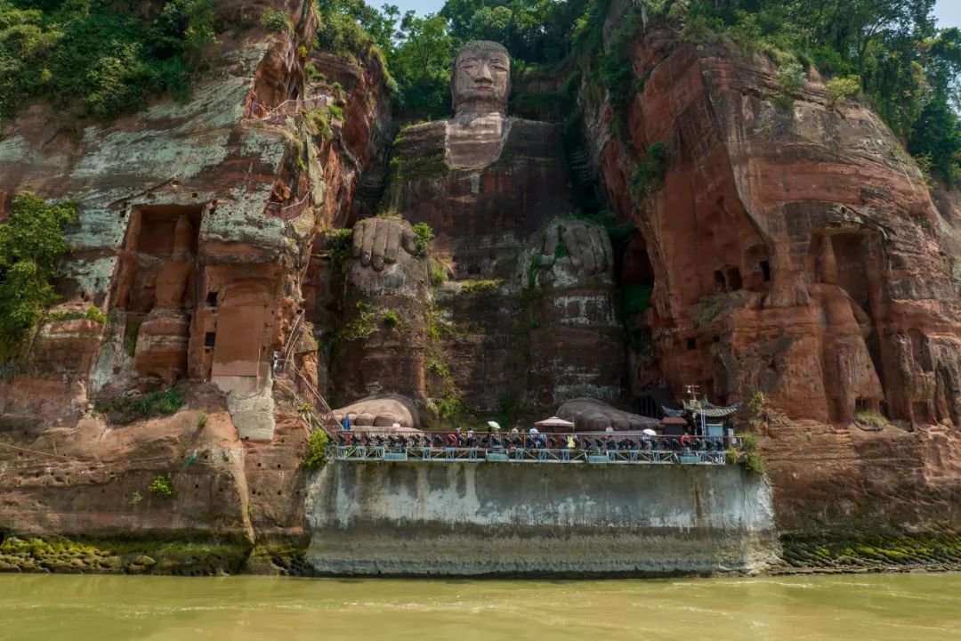 连日来，受持续高温、降水偏少影响，四川乐山大佛三江汇流处水位持续下降，部分河床露出水面。图/中新社记者 刘忠俊 摄