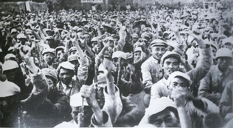 第一野战军举行解放兰州动员大会，战士们群情激昂，高呼口号宣誓。
