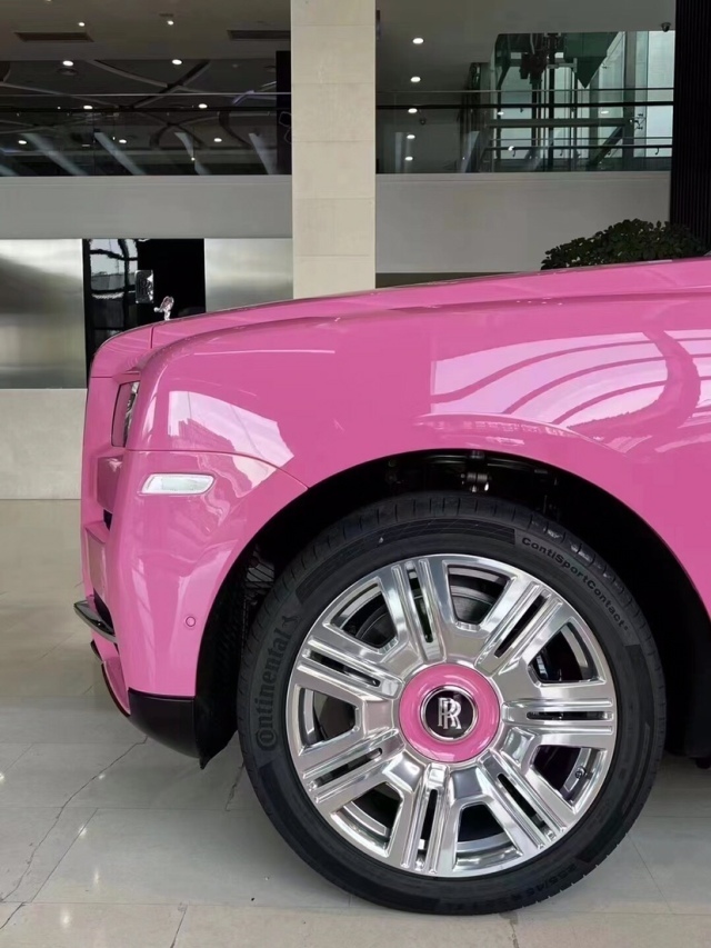 劳斯莱斯库里南,作为当下豪华车市场的suv天花板,本身没有任何竞争