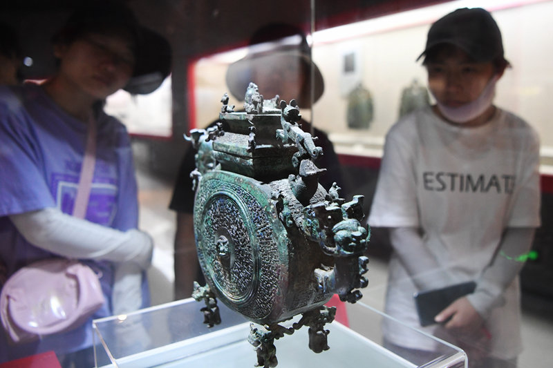 游客在甘肃省陇南市礼县博物馆内参观(6月10日摄) 新华社记者 陈斌 摄