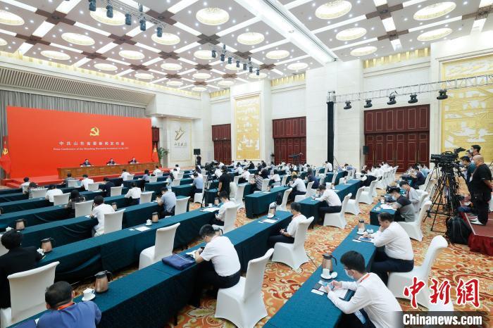 8月20日下午，中共山东省委“中国这十年·山东”主题新闻发布会在济南举行。　房贤刚 摄