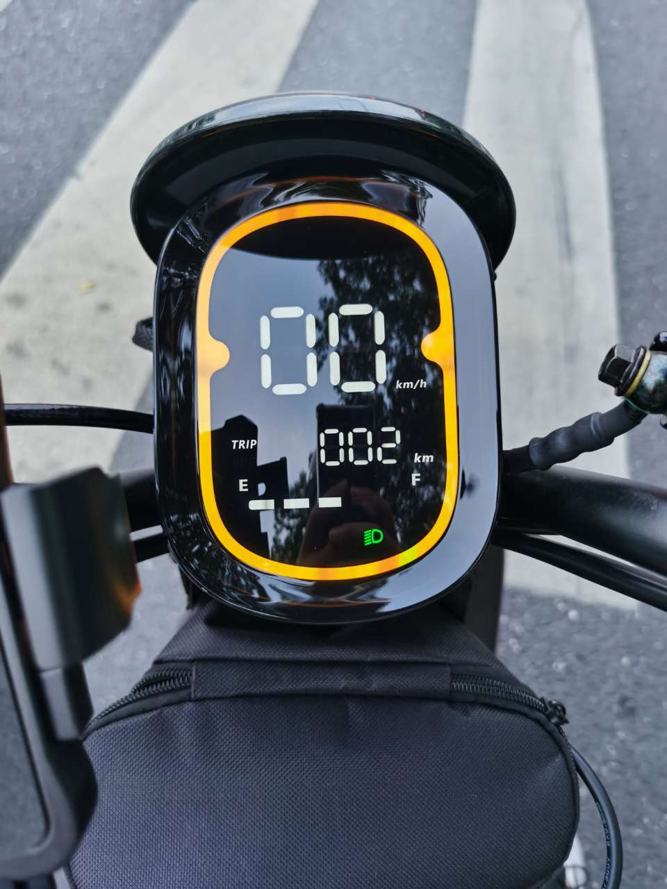 新车测评：哈啰B70 PRO，智能化设计更懂女性