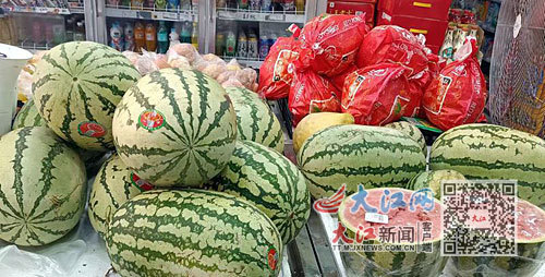 红谷滩区一连锁超市内，西瓜只有两个品种(石缝西瓜与本地西瓜)。