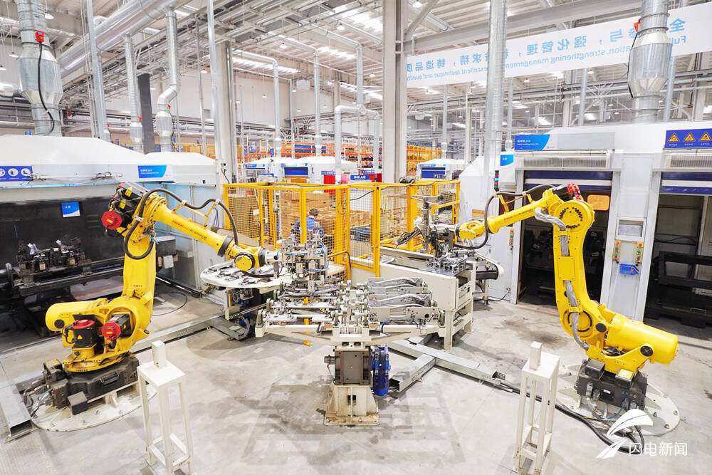 图/7月27日，在山东省烟台市福山区某生产车间，工业机器人在生产线上运转。
