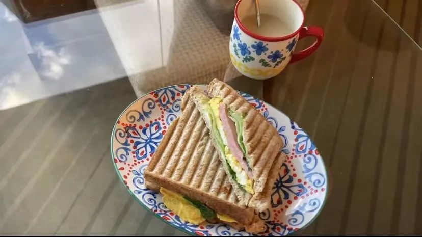 小北用三明治机在酒店给自己做简单的早饭。受访者供图