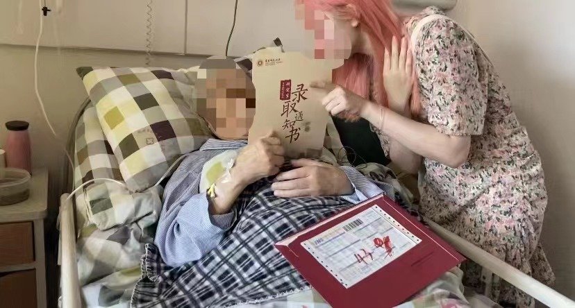 凤凰深调|染粉色头发的23岁女孩,遭遇网暴后抑郁去世