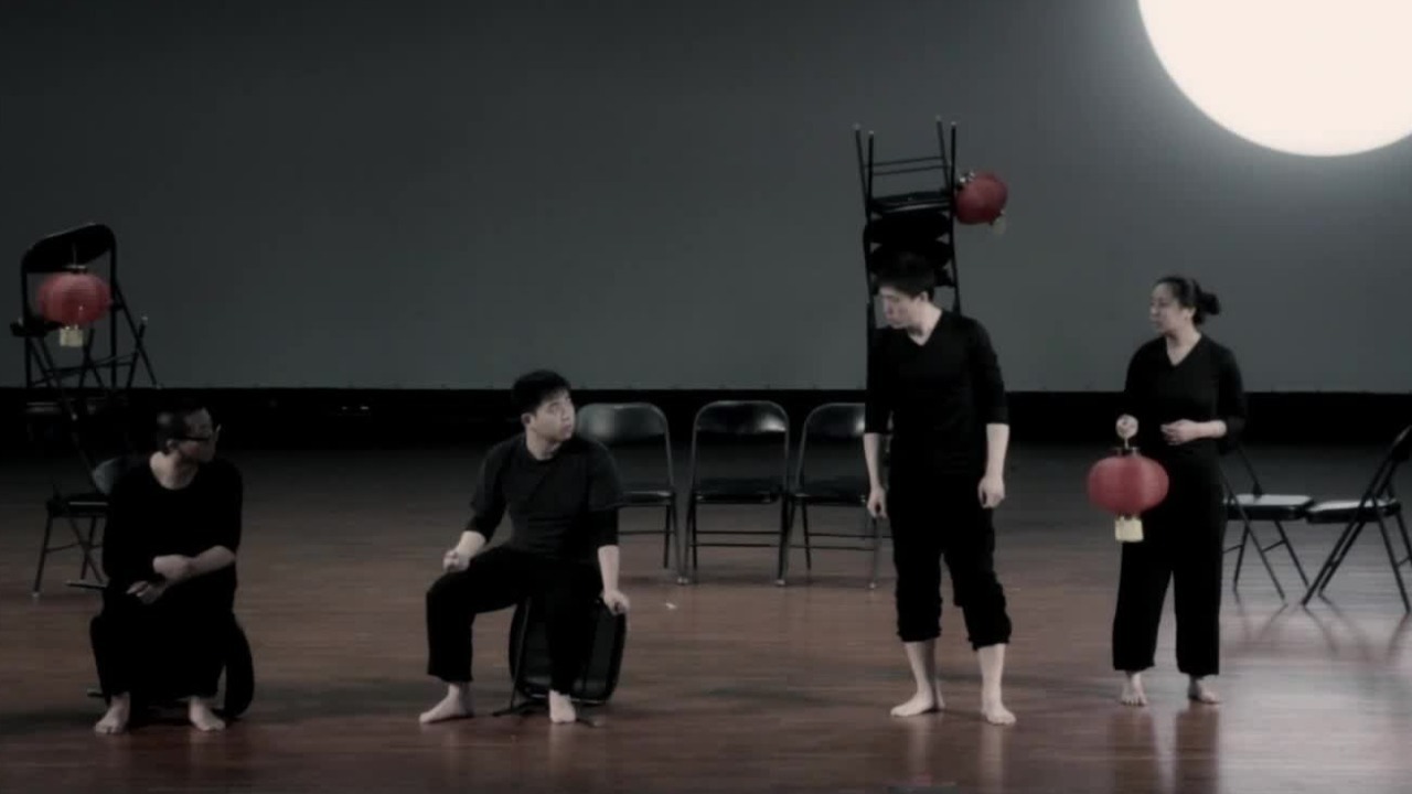 1740年中秋节前几天，荷兰人以查缴武器为名大肆纵火并屠杀华人