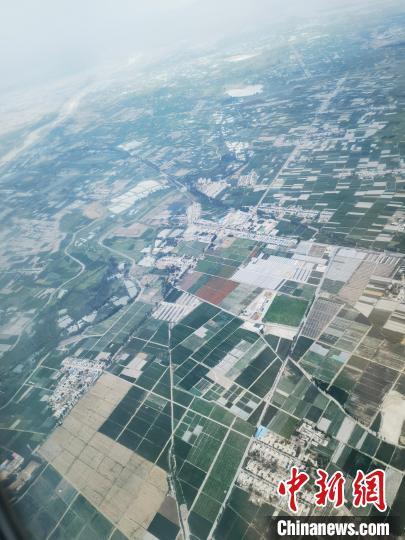 2021年7月26日 ，航班飞机上手机拍摄的甘肃境内河西走廊景象。(资料图) 殷春永 摄