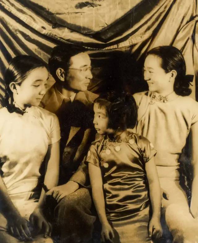 约1937年 林语堂与次女太乙、三女相如、长女如斯在纽约