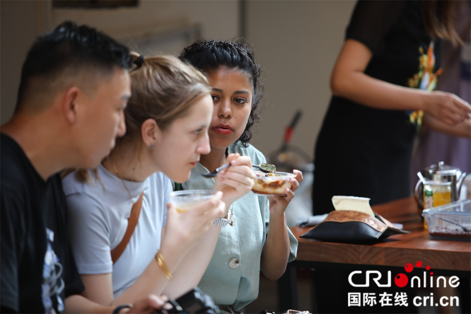 来一碗冰粉，享受非遗小巷慢时光 摄影 黄正恒