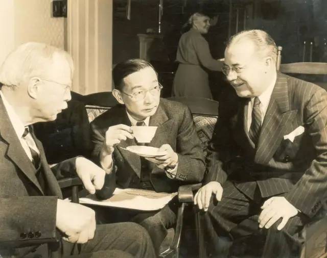 约1940年 林语堂在美国与友人