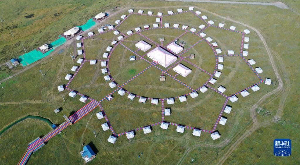 这是甘肃省甘南藏族自治州碌曲县尕海镇尕秀村帐篷城景区(无人机照片,2021年9月9日摄)新华社记者 陈斌 摄