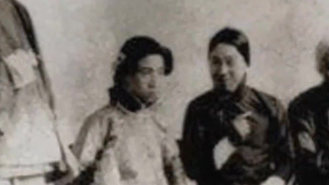 周恩来在南开就读时热爱话剧，《一元钱》中反串女角轰动京津