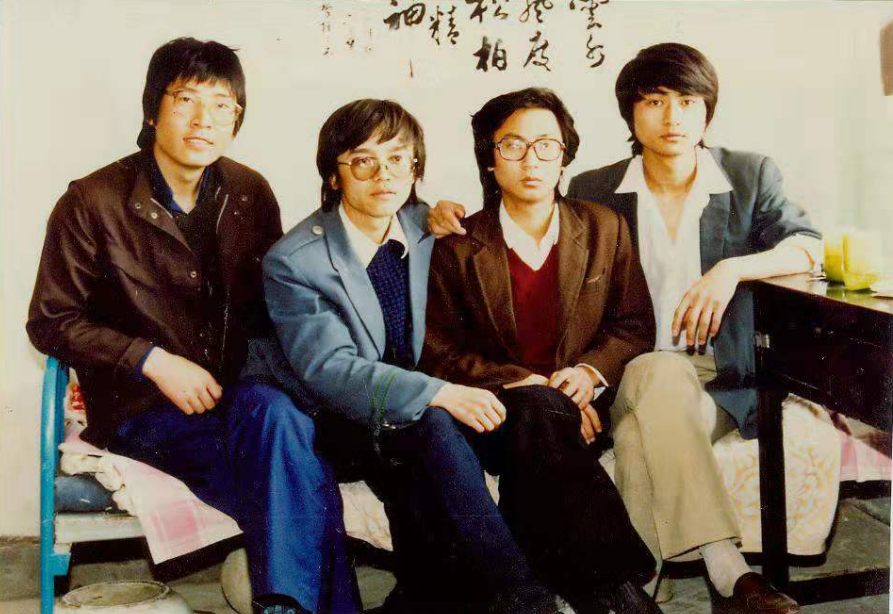 1989年刘建东（左三）与付鹏锋（左一），叶舟（左二），虎良灿（左四）在兰州。