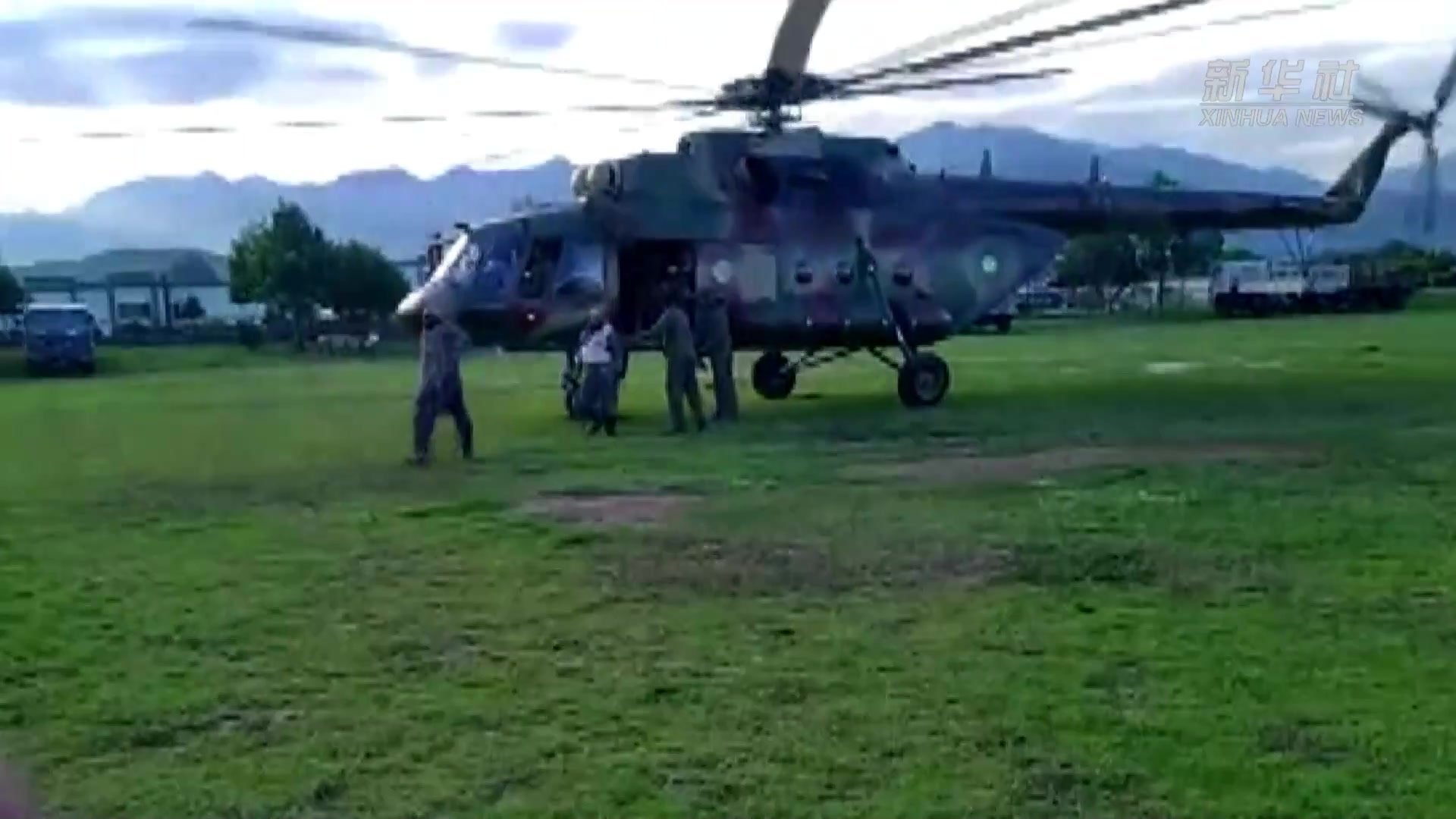 巴基斯坦洪灾救援现场：4架直升机转移百余名受困民众