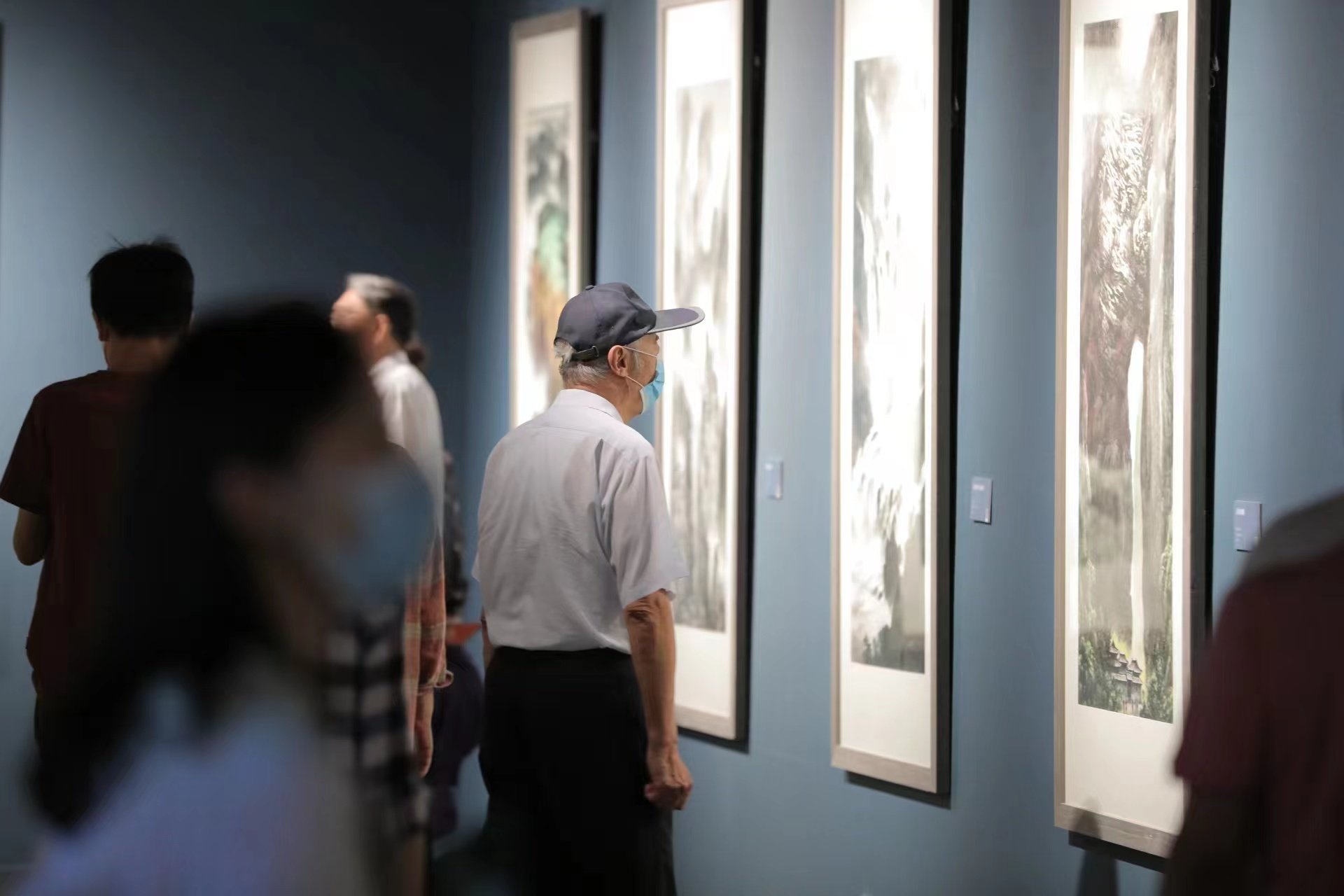 观众在欣赏画作。 国家大剧院供图