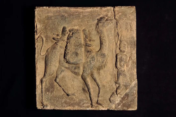 胡人牵驼砖 唐 敦煌研究院藏