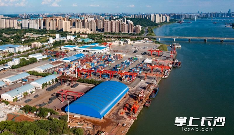 新建的蓝色罩棚可堆放6万吨散货，全封闭、无污染、装卸适应能力强。均为长沙晚报全媒体记者 黄启晴  邹麟 摄影报道