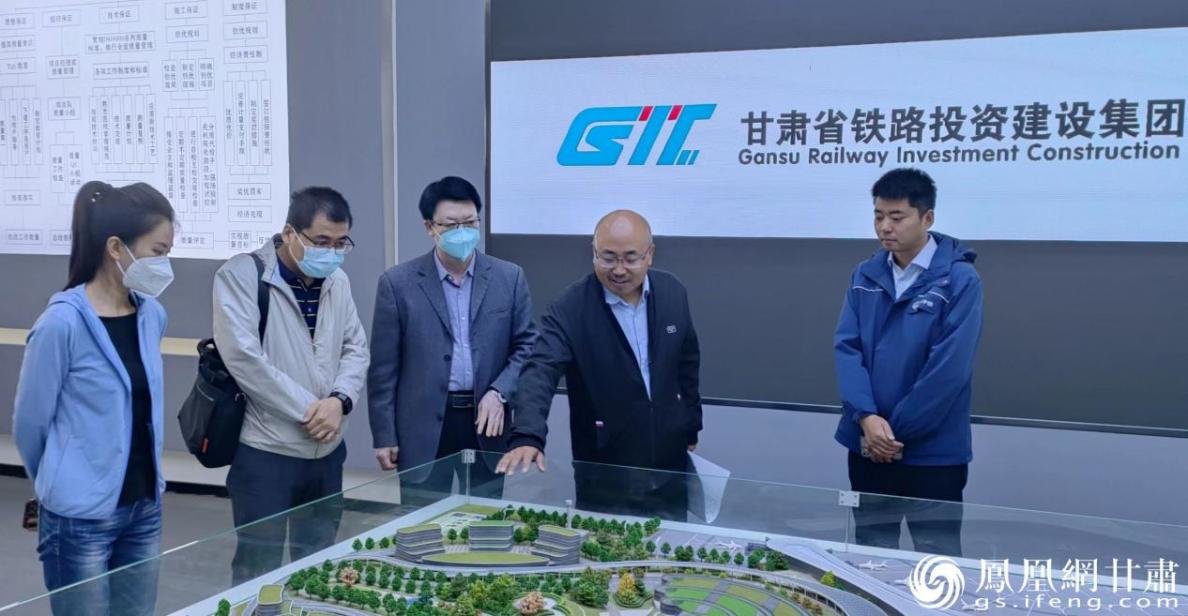 甘肃铁投地方铁路公司副总经理、总工程师赵进宏（右二）介绍环线铁路建设情况 马斌 摄