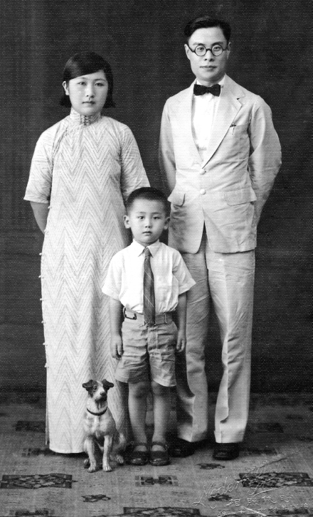 母亲丁俨、父亲王宓文和我。摄于1930年代中期，我们刚搬到怡保不久。