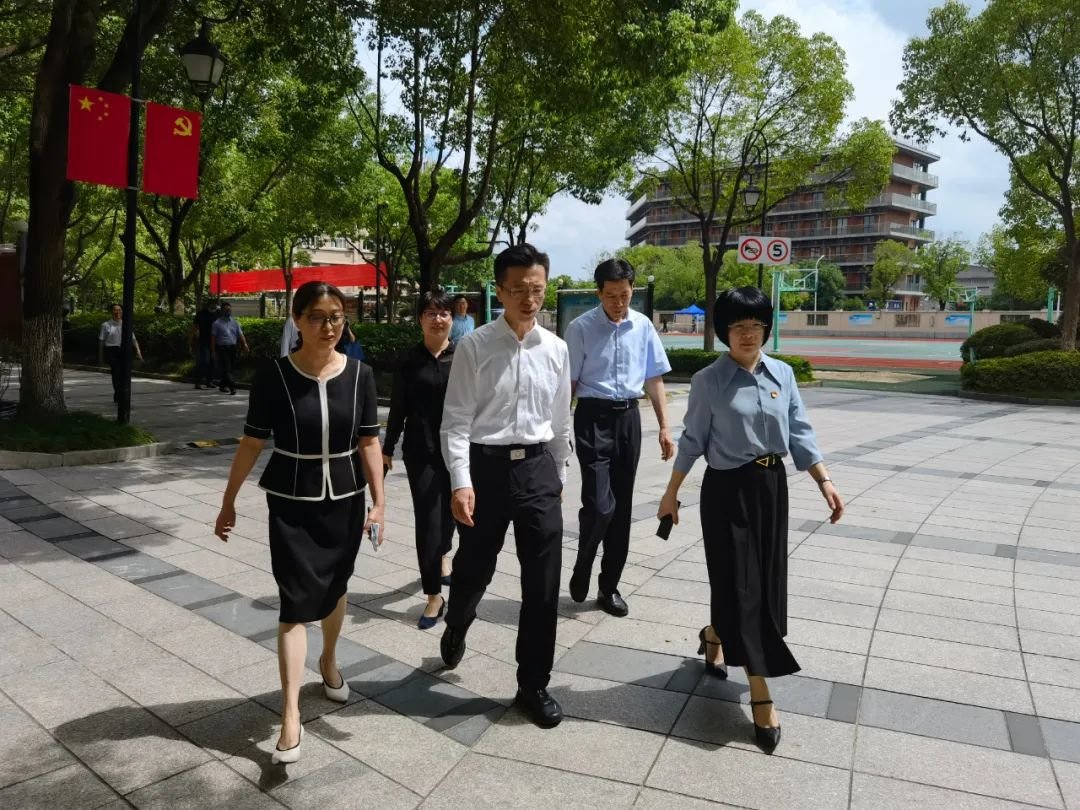 在宁波荣安实验中学,朱欢实地查看了校园环境及基础设施建设,详细询问